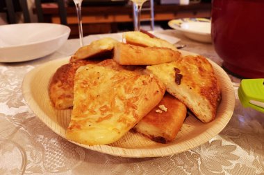 Tahta tabakta peynirli lavaş. Yiyeceklerle yaşam. Gürcistan mutfağı. İspanyol mutfağı. Ulusal mutfak. Geleneksel sofra yemeği. Akdeniz mutfağı.