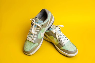 İsrail. Rishon Lezion 14.06.2025. Sarı arka planda yeni Nike spor ayakkabıları. Erkek spor ayakkabıları. Bir çift spor ayakkabı..