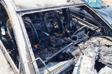 Araba yanıp kül oldu. Araba yandıktan sonra, yangın aniden bütün arabayı yutmaya başladı. Araba bir kazadan ya da ayaklanma sırasında alev aldı.