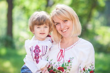 kadın kollarında küçük bir kızla