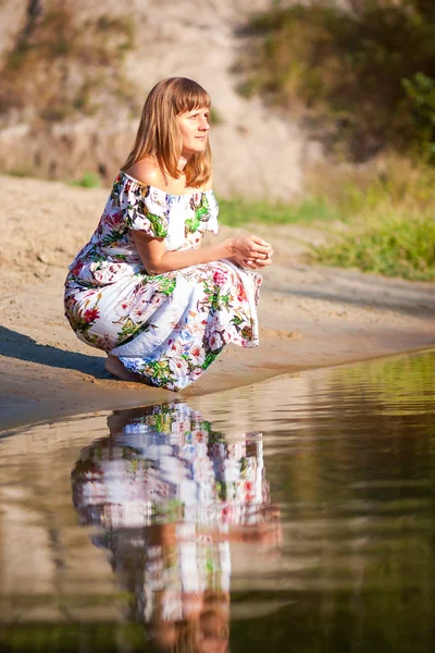 Menina bonita no vestido no rio — Fotografia de Stock