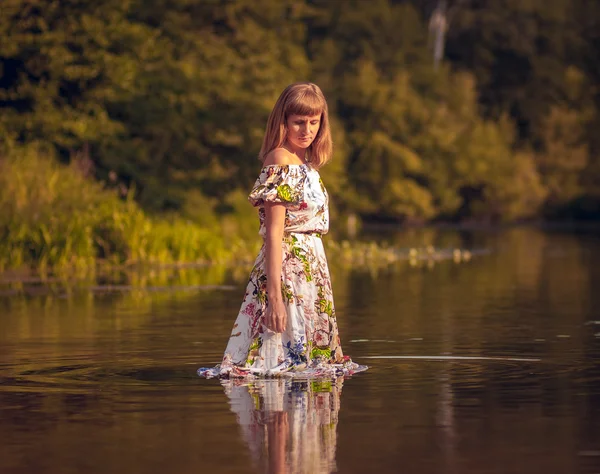 Piękna dziewczyna w sukience na rzece — Zdjęcie stockowe