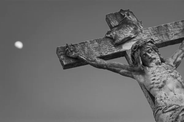 Crucifixion de Jésus-Christ sur un fond de ciel et le m — Photo