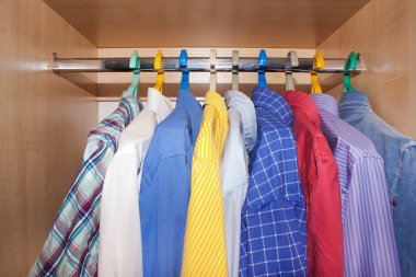 Erkek gömlekleri dolapta..