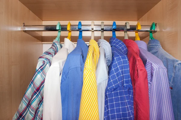 Camisas de hombre en el armario . — Foto de Stock