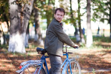 adam ve bir bisiklet