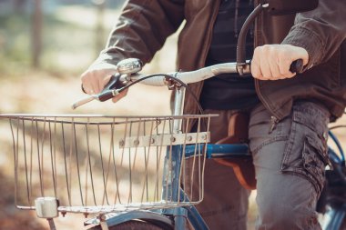 adam ve bir bisiklet