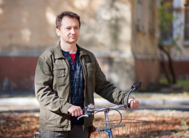 adam ve bir bisiklet