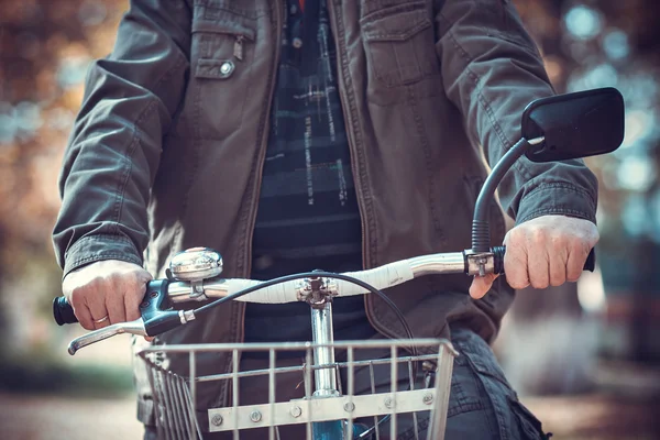 Homem e uma bicicleta — Fotografia de Stock