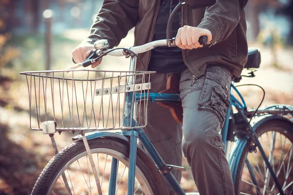 Homem e uma bicicleta — Fotografia de Stock