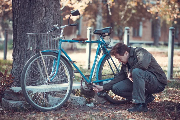 Homem e bicicleta — Fotografia de Stock