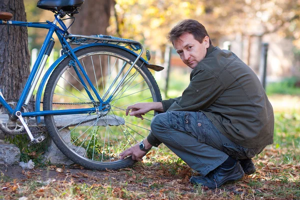 Homem e bicicleta — Fotografia de Stock