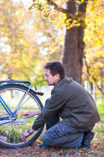 Man and bicycle — Stock Photo, Image