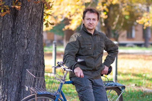 Homem e uma bicicleta — Fotografia de Stock