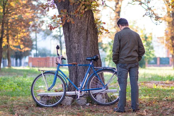 Homem e uma bicicleta — Fotografia de Stock