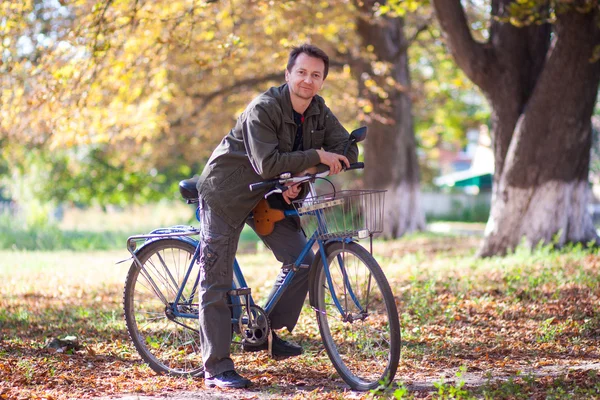 Homem e uma bicicleta — Fotografia de Stock