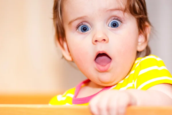 Niño pequeño con una horquilla de pie en la cuna . —  Fotos de Stock