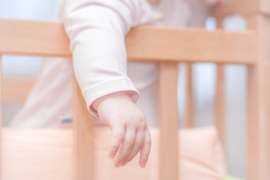 küçük çocuk bir beşik içinde ayakta