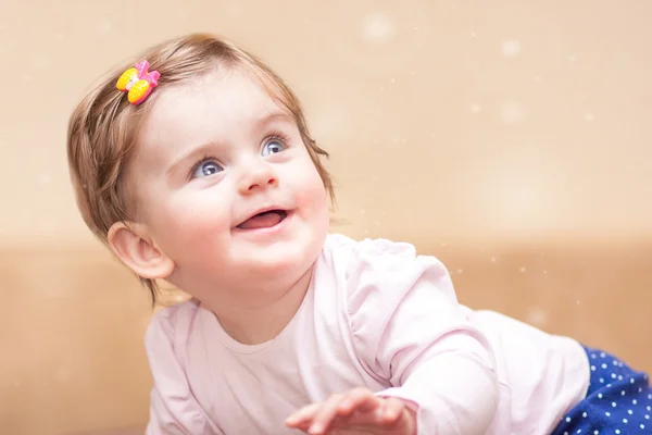 Baby liegt auf der Decke und zeigt Zunge. — Stockfoto