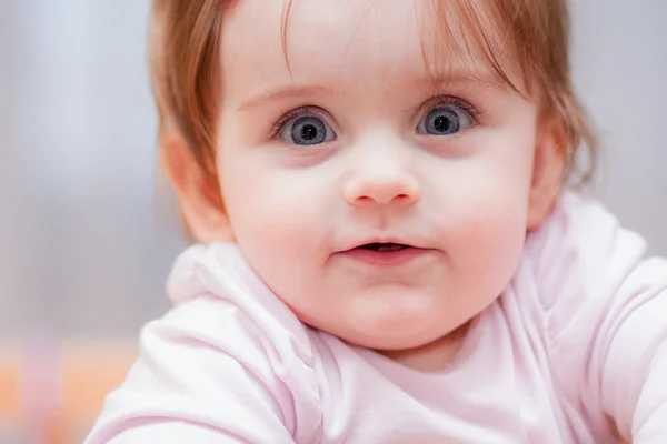 Kleine baby op een blauwe achtergrond. positieve emoties. — Stockfoto