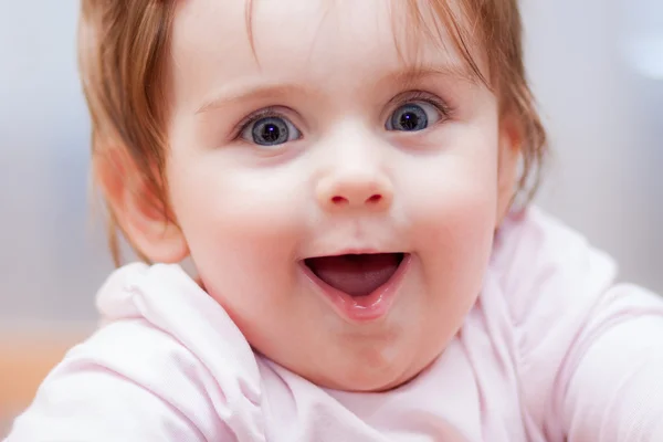 Kleines Baby auf blauem Hintergrund. Positive Emotionen. — Stockfoto