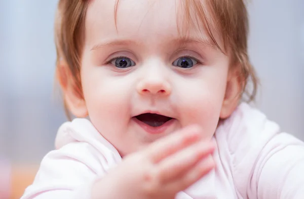 Kleines Baby auf blauem Hintergrund. Positive Emotionen. — Stockfoto