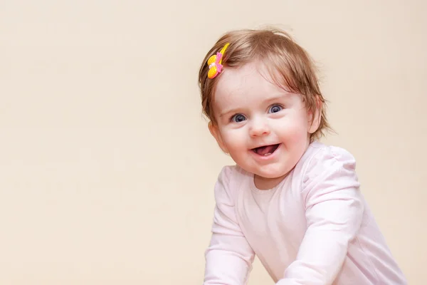 Niña se para cerca del sofá en casa . —  Fotos de Stock