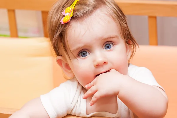 Niño pequeño con una horquilla de pie en la cuna . — Foto de Stock