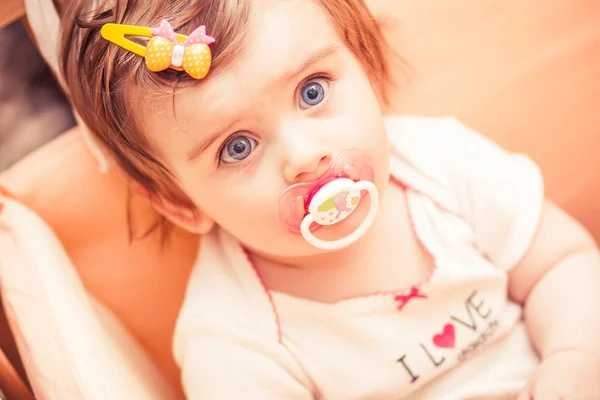 Little girl sitting in a crib with. rendering — Stock Photo, Image