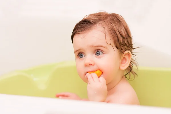 Criança pequena sentada no banho — Fotografia de Stock