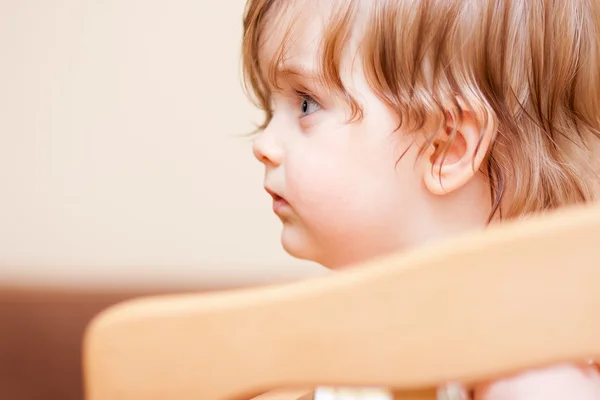 Little girl standing in the crib — Stock Photo, Image