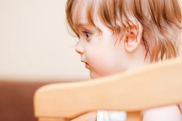 Little girl standing in the crib — Stock Photo, Image