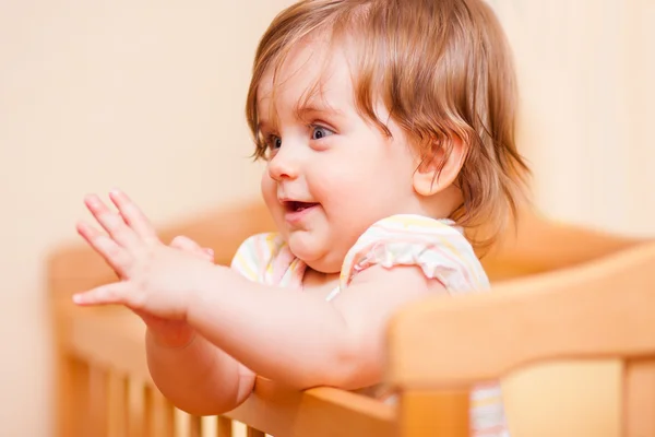 Bambina in piedi nella culla — Foto Stock