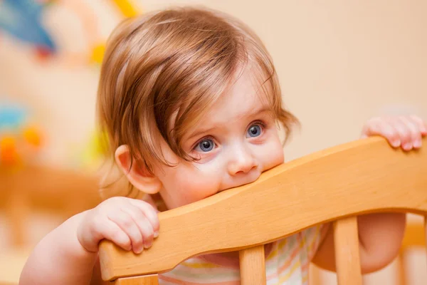 Liten flicka stående i spjälsängen — Stockfoto