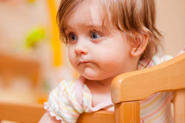 Little girl standing in the crib — Stock Photo, Image