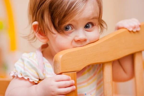 Little girl standing in the crib — Stock Photo, Image