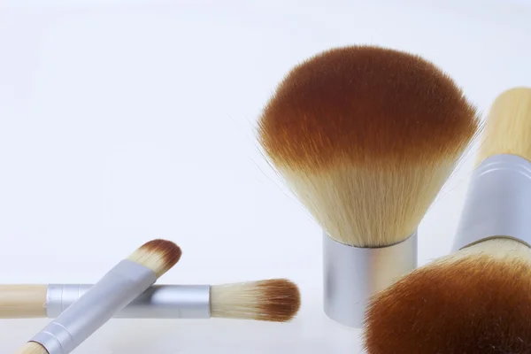 Um conjunto de escovas de bambu para aplicar maquiagem — Fotografia de Stock