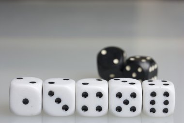 Zar. Oyun sırasında zar atma.