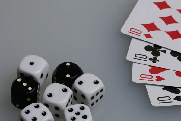 Cartas e dados. Acessórios para o jogo — Fotografia de Stock