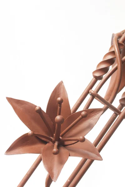 Prodotti in metallo forgiato. Fiori e foglie sono forgiati e rivestiti con un primer. elementi di design . — Foto Stock