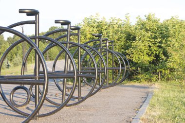 Bisiklet Bisiklet yolu üzerinde otopark. 