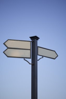 Yön tabelası. Dizin yolu, kutup üzerinde bulunan.