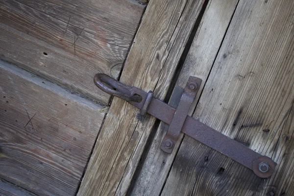 Stahlschloss an der Tür einer alten Scheune — Stockfoto