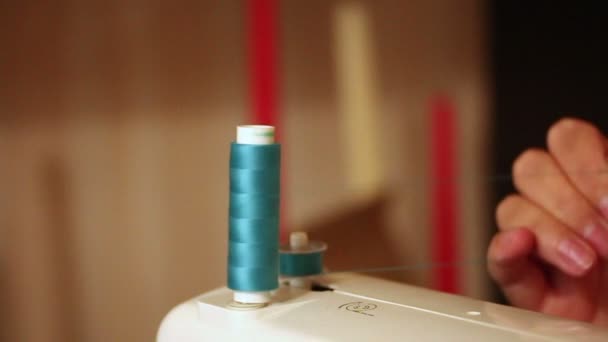Trabajo en la máquina de coser . — Vídeos de Stock
