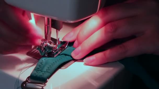 Trabajo en la máquina de coser . — Vídeos de Stock