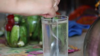 Kadın Marine bir cam kıpırdanırken.