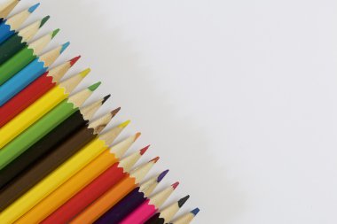 Renkli kalemler. Kalemler üzerinden talaşı