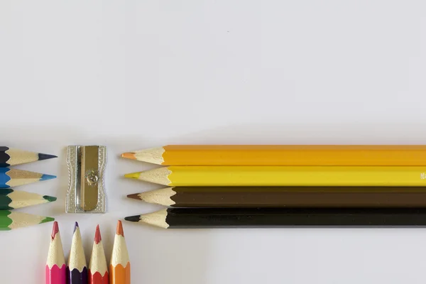 Χρωματιστά μολύβια και ξύστρα — Φωτογραφία Αρχείου