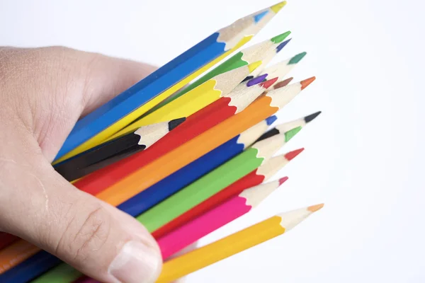 Lápices de colores en la mano del hombre . — Foto de Stock