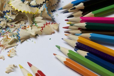Renkli kalemler. Kalemler üzerinden talaşı